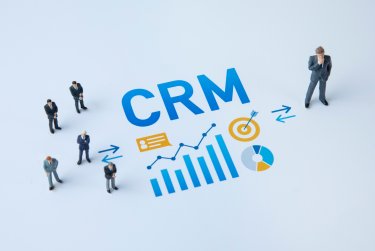 CRMとは？ 2つの意味をわかりやすく解説！メリットや機能、選び方のポイントもご紹介
